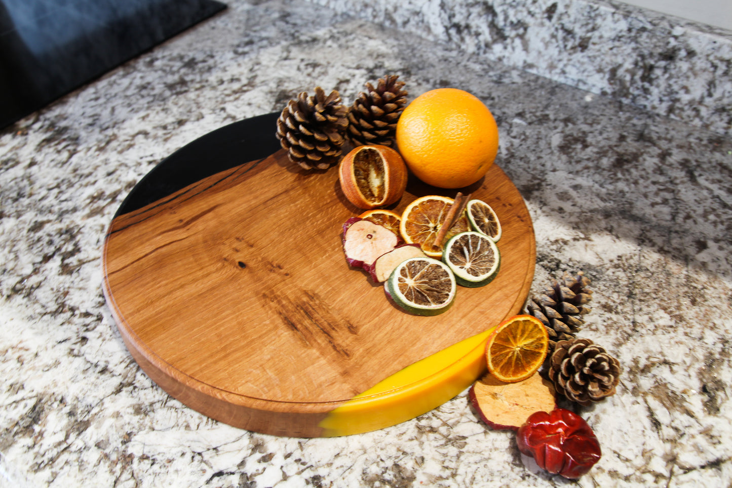 Round serving board - Yellow and black