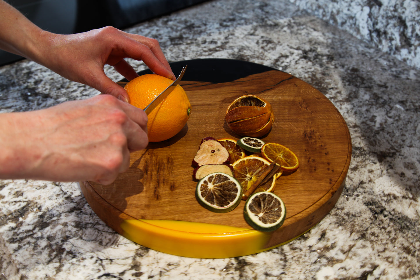 Round serving board - Yellow and black